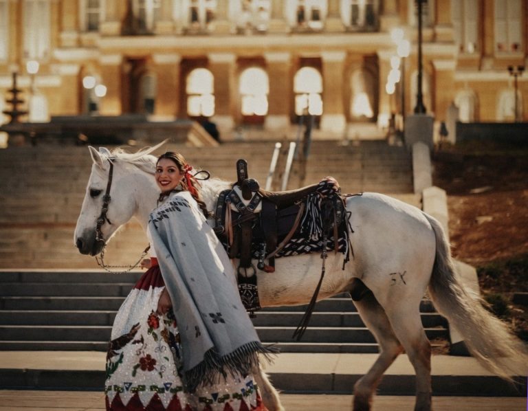 Mujer de Des Moines es coronada reina nacional de la charrería